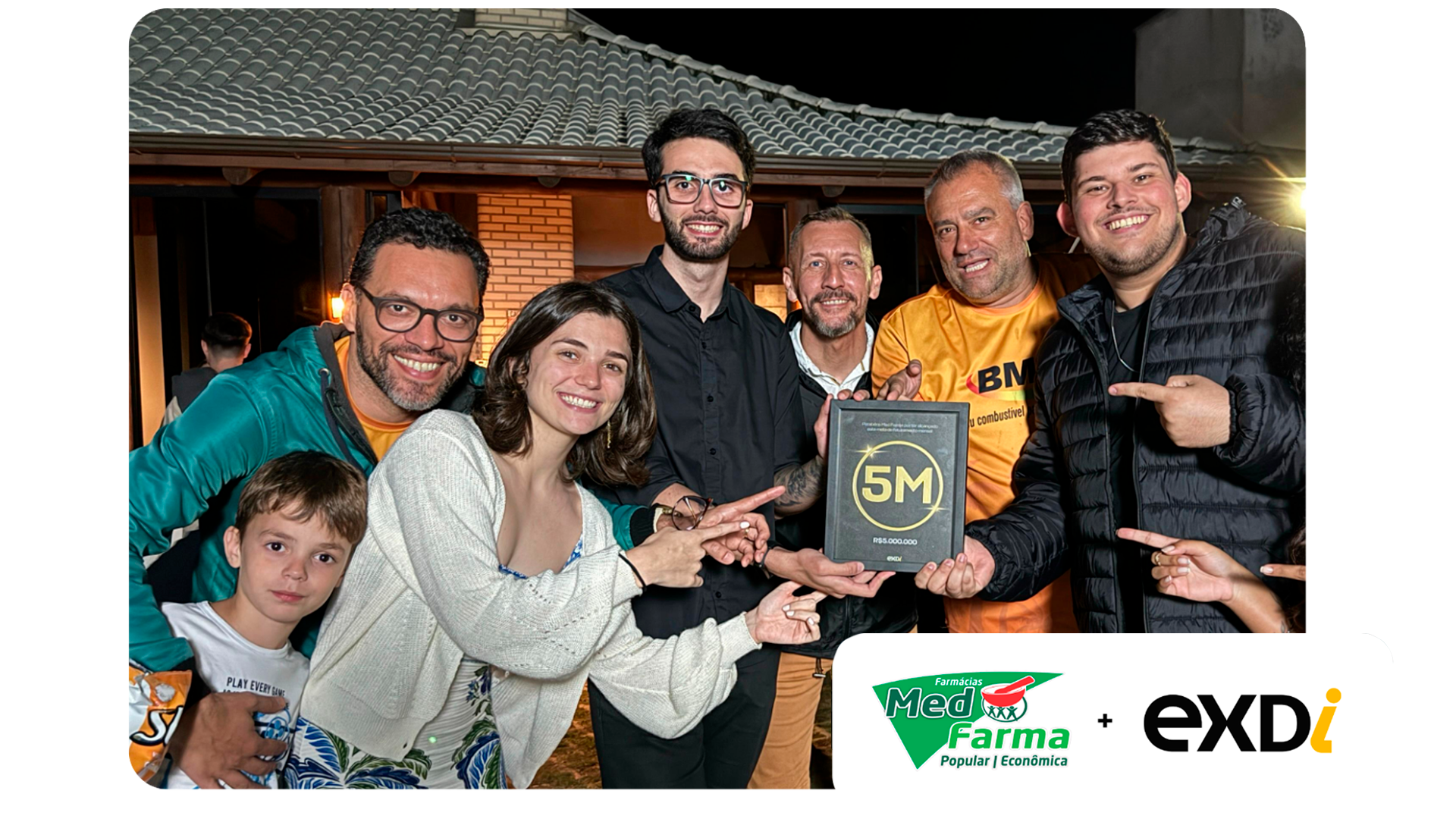 Equipe Exdi celebrando resultado com cliente